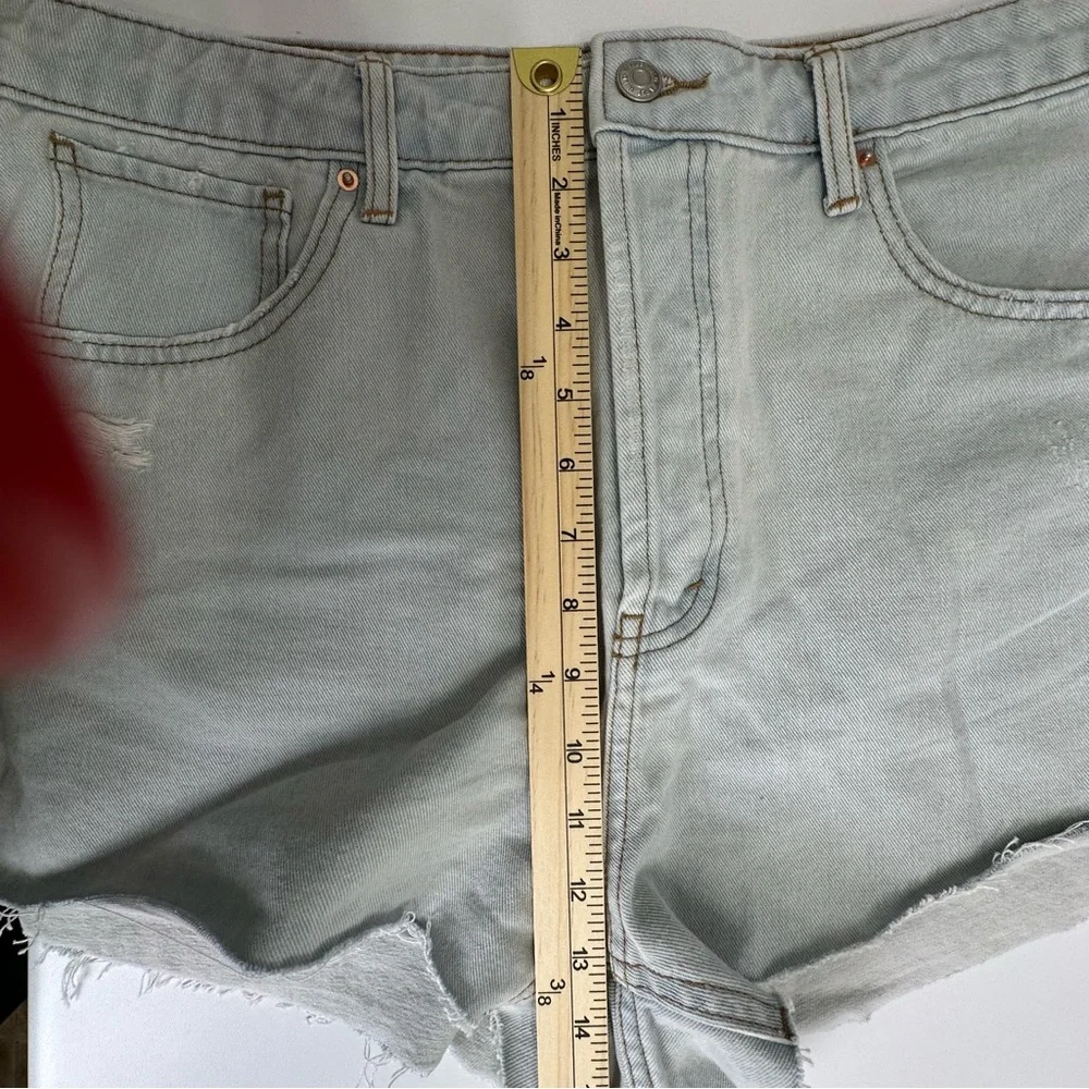 WILD FABLE  Super High Rise Cutoff Light Wash Denim Shorts Raw‎ Hem Size 14 - Picture 10 of 13